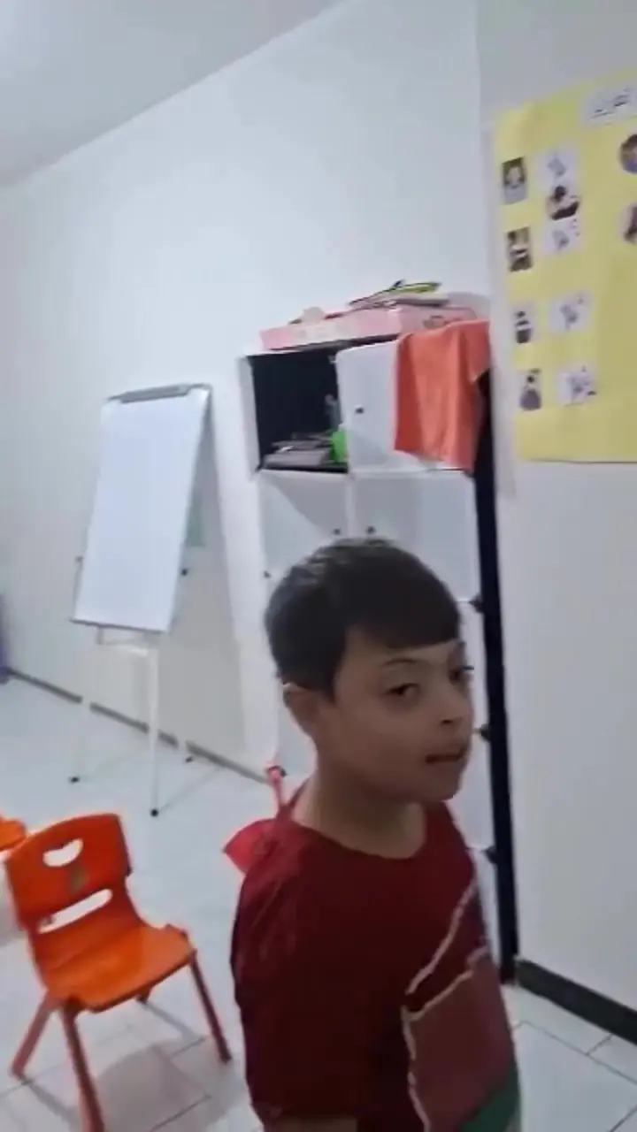 طفل يلوّح بيده في قاعة المركز